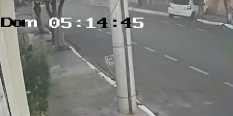 EXCLUSIVO: Câmera de segurança flagra momento exato em que motorista causa grave acidente após dar “cavalo de pau”
