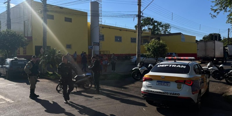 Sem CNH, motorista fura sinal de PARE, atropela motociclista e termina na delegacia em Três Lagoas