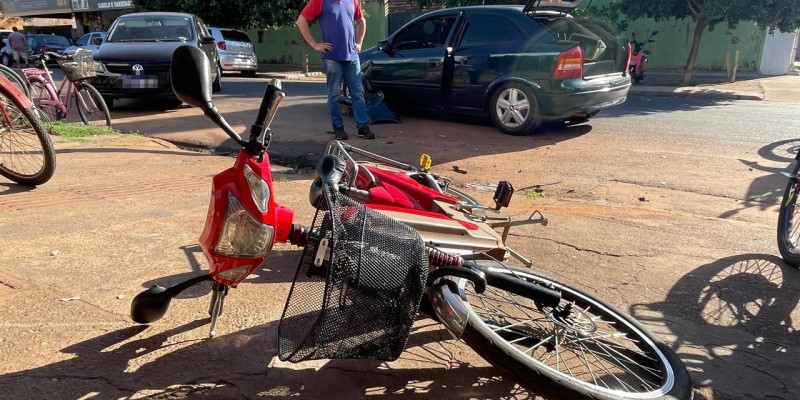 VEJA O VÍDEO: Volante trava, motorista perde o controle e acidente interdita uma das principais ruas de Três Lagoas