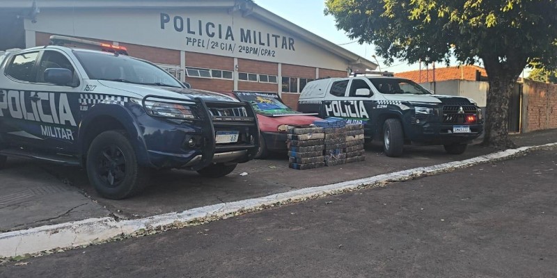 Dupla consegue escapar de ação policial que apreendeu grande quantidade de maconha em veículo parado às margens de rodovia 