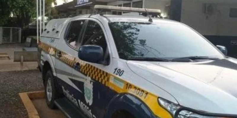 Tentou se esconder ao ver a viatura e acabou no “camburão”: Mulher é presa por maus-tratos a animais em Três Lagoas