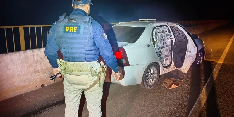 Carro dá pane durante fuga da PRF e motorista pula no Rio Paraná para escapar; 5 mil maços de cigarros são apreendidos