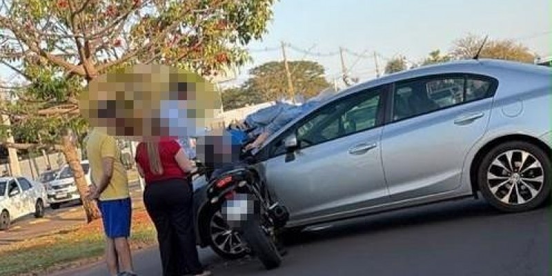 Sexta-feira começa com susto: Motociclista é arremessada e vai parar em cima de carro após acidente em Três Lagoas