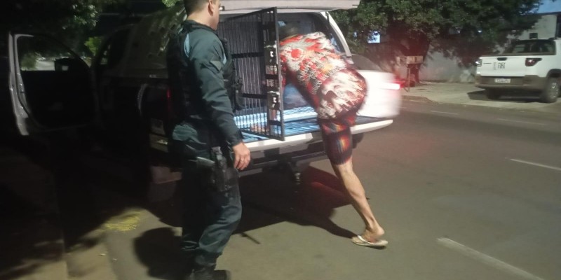 Nem muro segurou: PM pega escada, pula muro de residência e prende foragido com mandado ligado à Lei Maria da Penha em Três Lagoas