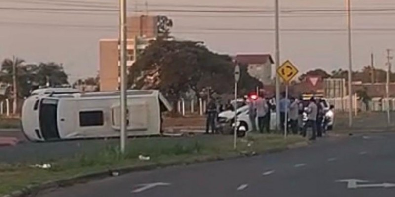 De novo: Cruzamento conhecido por acidentes registra nova batida em Três Lagoas e desta vez com uma Van que tombou