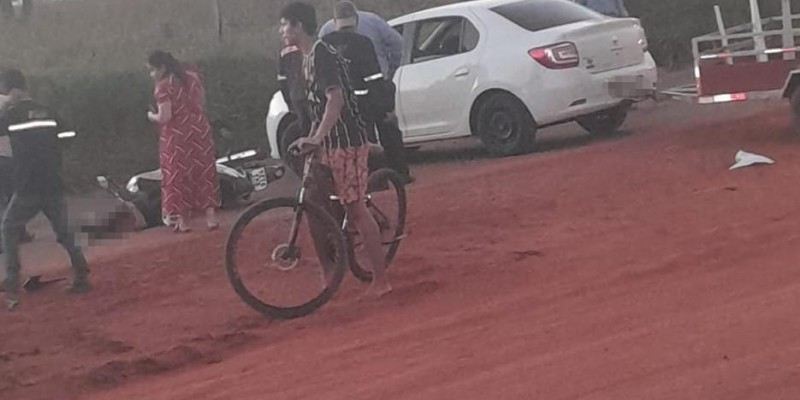 Grave colisão entre duas motos deixa mulher ferida e com intenso sangramento na cabeça em Três Lagoas