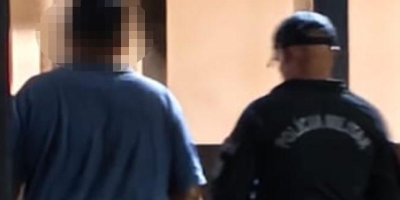 Sentado debaixo de árvore, foragido por crime de trânsito é reconhecido e preso pela PM em Três Lagoas