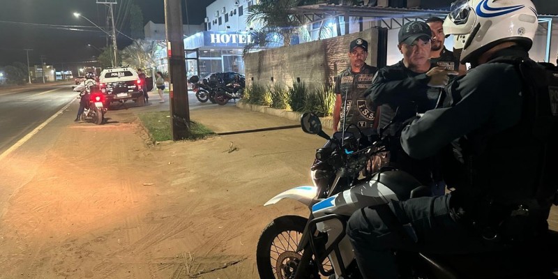 VEJA O VÍDEO: Após Acidente, quatro pessoas abandonam VW Saveiro, usam arma de fogo, pulam alambrado e viram alvo de “caçada” policial em Três Lagoas