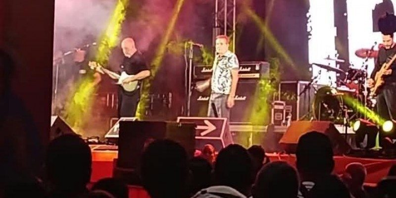 Apesar de trocar nome de Três Lagoas pela cidade de “Sete Lagoas”, Grupo Ira levanta público com clássicos do rock nacional na Festa do Folclore