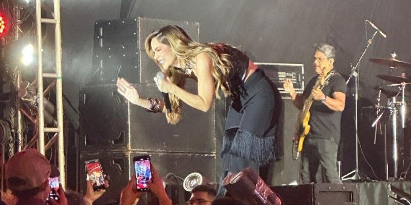Mariana Fagundes manda um “tchê, tchê, tchê” e “Na Sola da Bota” para o prefeito Cassiano Maia, mas público lembra de Ângelo Guerreiro