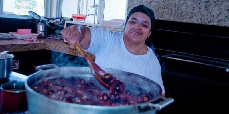 ELA JÁ ENGROSSOU FEIJÃO COM MAIZENA: Hoje, Célia Regina transformou a cozinha em profissão e tem o próprio negócio em Três Lagoas