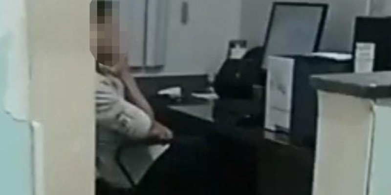 VEJA O VÍDEO: Enquanto pacientes amargam horas de espera na UPA, funcionário é flagrado assistindo NARUTO e cena gera revolta em Três Lagoas 