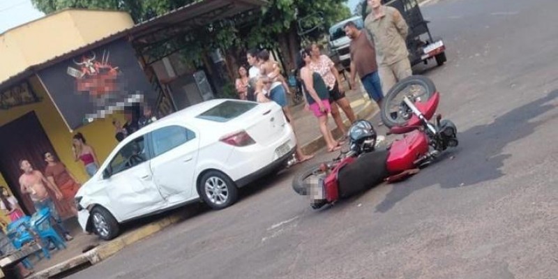 Por pouco não termina em tragédia: Carro bate em moto e quase atinge cinco adultos e duas crianças em comércio de Três Lagoas