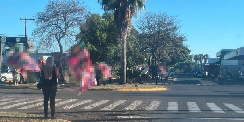 Começou o “bandeiraço”: Política já toma conta dos semáforos de Três Lagoas e trabalhadores aproveitam para garantir renda extra