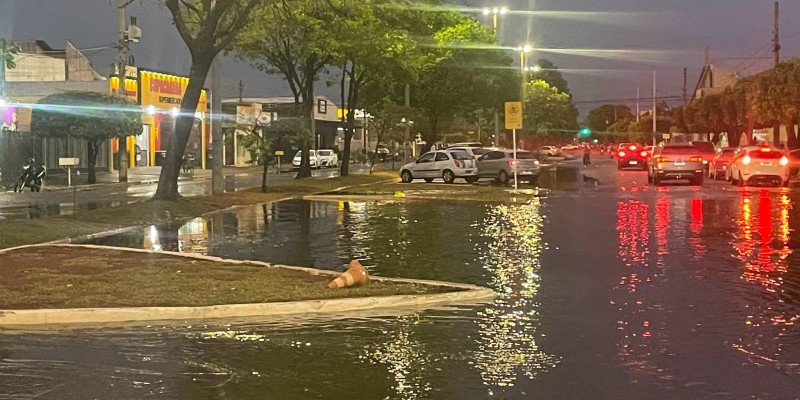 “Se os filhos do prefeito Cassiano Maia estudassem aqui, seria assim?” Pais se revoltam após alunos ficarem cercados pela água e quase não conseguirem sair de escolas em Três Lagoas