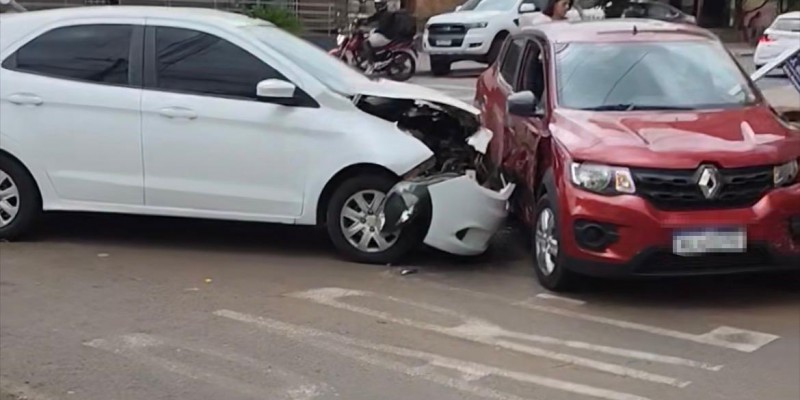 Bateu e deixou o carro para trás: Colisão entre dois veículos termina com automóvel abandonado em Três Lagoas