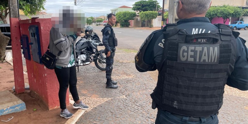VEJA O VÍDEO: GETAM de Três Lagoas dá o bote e prende foragida; sorridente, ela quase manda um “alô pro Fantástico”