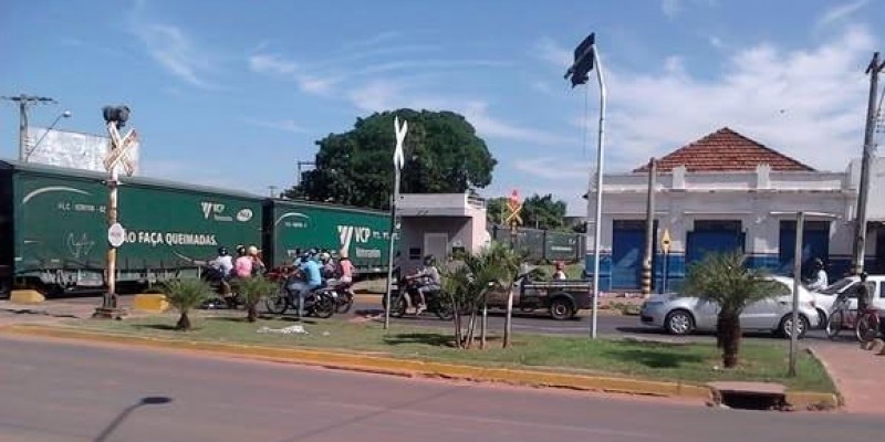Quem se lembra? Passagem de trem que dividiu ao meio Três Lagoas ao fazer manobras: Motoristas esperavam na fila para chegarem em casa ou ao trabalho
