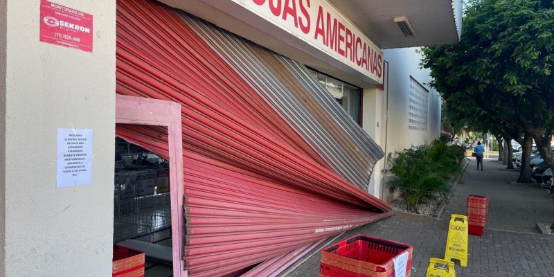 Lojas Americanas de porta fechada em Três Lagoas: Aviso na porta informa suspensão do atendimento por período indeterminado