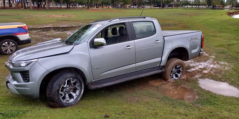 Polícia descobre que homem que bateu caminhonete de luxo na Lagoa Maior de Três Lagoas e atolou veículo veio a cidade para a “noite’ e voltou de táxi do seguro para sua cidade no interior paulista