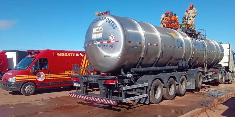 Trabalhador cai dentro de tanque de carreta durante lavagem e bombeiros realizam resgate em Três Lagoas