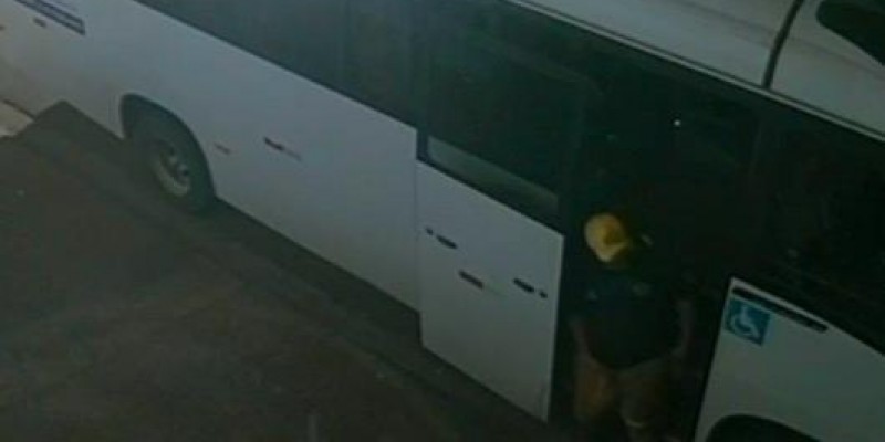 VEJA O VÍDEO REVOLTANTE: Homem estaciona micro-ônibus e se masturba por quase 7 minutos para menor de 15 anos em Três Lagoas; faça sua denúncia 