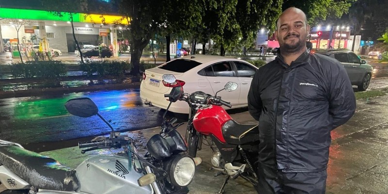 Enquanto você descansa, eles estão nas ruas: Chuva, trânsito e coragem fazem parte da rotina dos motoentregadores 