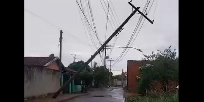 Poste quase cai durante fortes ventos e chuva que atingiu Três Lagoas