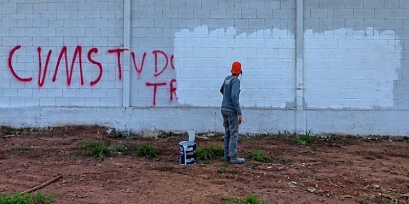 “Sobrou pra mim”: Pintor de Três Lagoas cobre pichação atribuída a facção e vídeo viraliza na internet