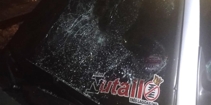 Em Três Lagoas, mulher alega traição, retira R$ 10 mil da conta do ex, “tora” cartão de crédito, quebra carro e ateia fogo em residência