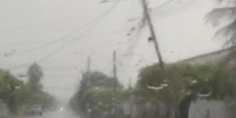 VEJA O VÍDEO: Até quando vão esperar cair? Vendaval expõe postes antigos e acende alerta para Prefeitura cobrar providências da Elektro em Três Lagoas