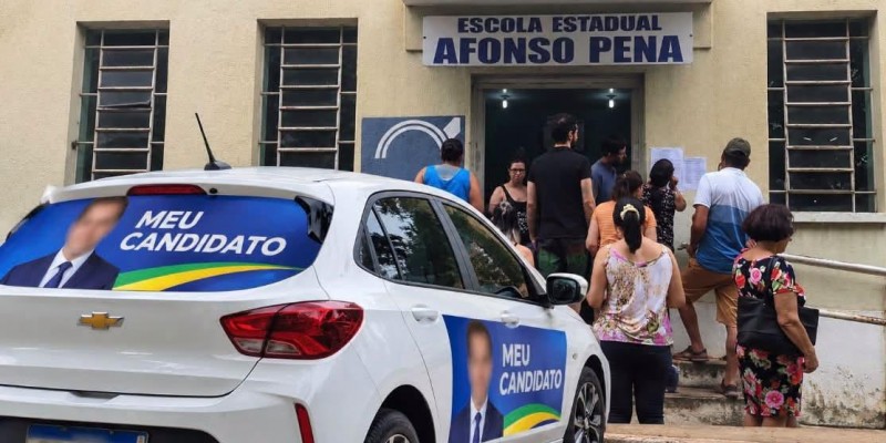 Posso votar com camiseta do meu candidato e parar o carro adesivado na porta da escola? Veja o que diz o TSE