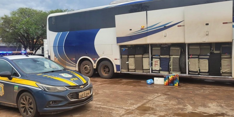 VEJA O VÍDEO: O cheiro não passou despercebido”: PRF encontra 189 volumes de perfumes e 500 maços de cigarros em ônibus na BR-262
