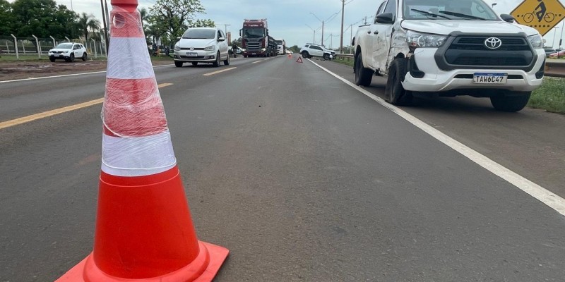 Violenta colisão frontal entre Duster e Hilux mobiliza equipes de resgate em Três Lagoas