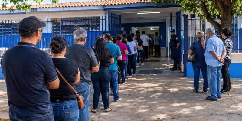 Candidatos têm preferência na fila de votação e não precisam aguardar como os demais eleitores