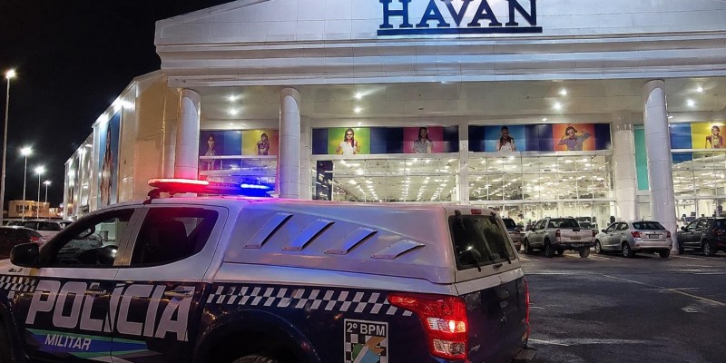 Nem a eleição afasta o crime: Dupla tenta arrombar porta da Havan durante a madrugada em Três Lagoas