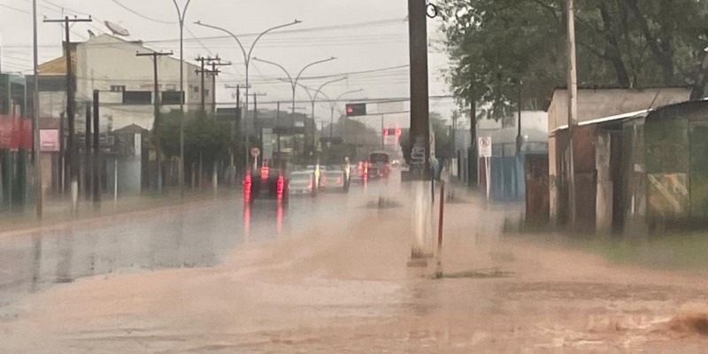 Chuva alaga avenida e outros pontos de Três Lagoas no domingo de eleição