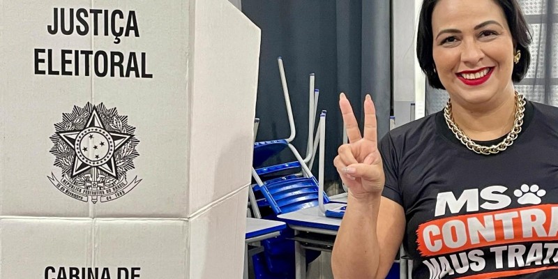Ao lado dos filhos, Charlene Bortoleto vota na escola Irmã Sheila, em Três Lagoas