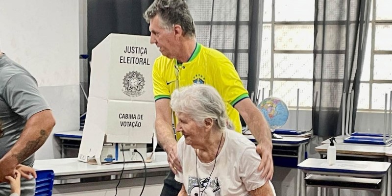 Eronildes, de mais de 85 anos, faz questão de votar e dá exemplo de participação em Três Lagoas
