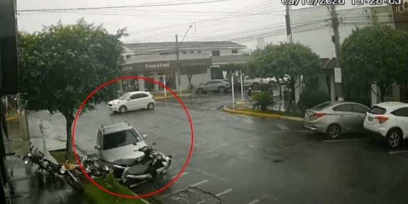 Motorista provoca acidente e outro veículo atinge motos estacionadas em Três Lagoas; condutor deixou o local   