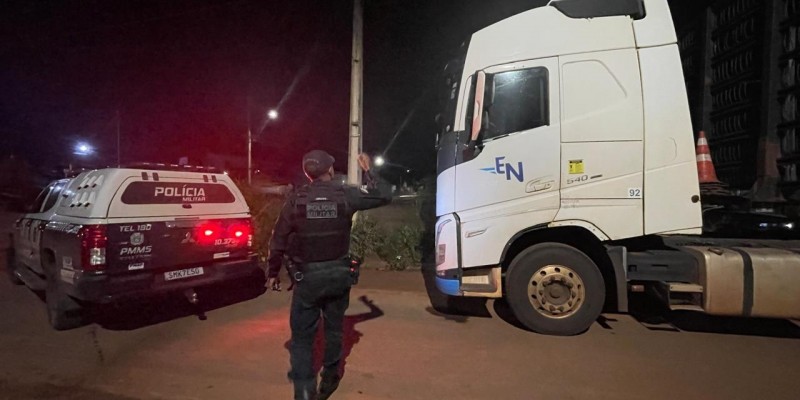 Motorista de tritrem é denunciado por andar em zigue-zague e quase causar acidentes em Três Lagoas; caminhão foi encontrado ao lado de presídio