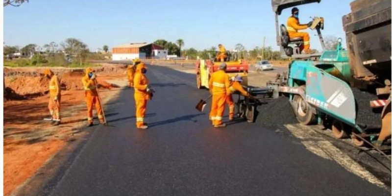 Em pleno feriadão, motoristas enfrentam congestionamentos na BR-262 devido às obras do novo posto fiscal próximo à ponte do Rio Paraná