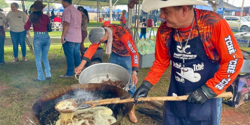 VEJA O VÍDEO: Almoço da cavalgada de Brasilândia começou a ser preparado no sábado e resgata a tradição da culinária caipira