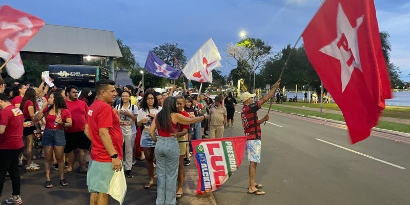 VEJA O VÍDEO: Apoiadores de Lula realizam ato político na circular da Lagoa Maior, em Três Lagoas