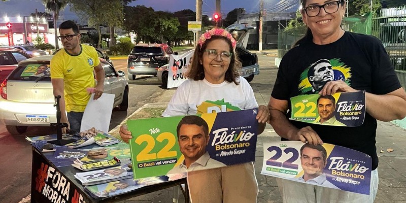 VEJA O VÍDEO: Apoiadores de Flávio Bolsonaro realizam adesivaço em Três Lagoas e anunciam encontro político para o dia 17
