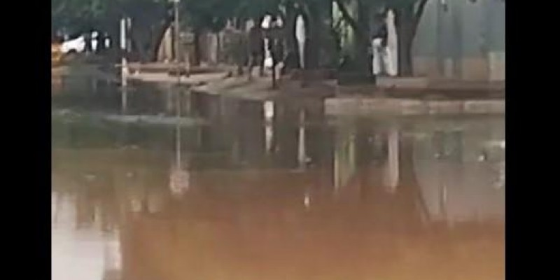 VEJA O VÍDEO: Piscinão transborda e deixa moradores ilhados entre os bairros Paranapungá e São Jorge, em Três Lagoas