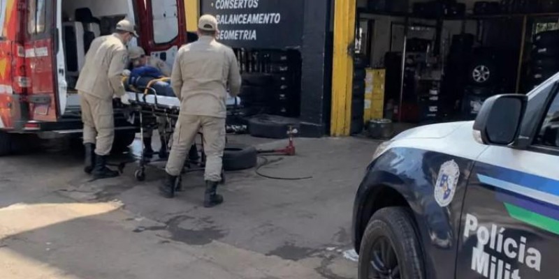O pau pegou na borracharia! Briga entre colegas de trabalho termina com homem ferido por barra de ferro em Três Lagoas