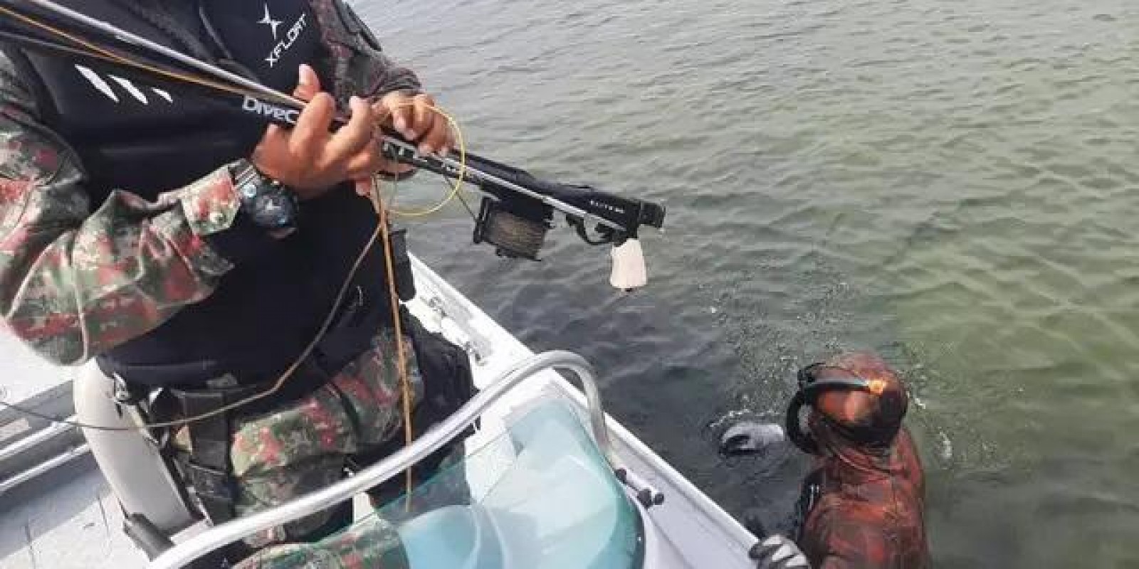 Homem é flagrado com arpão e roupa de mergulho pescando ilegalmente no Rio Paraná, em Três Lagoas