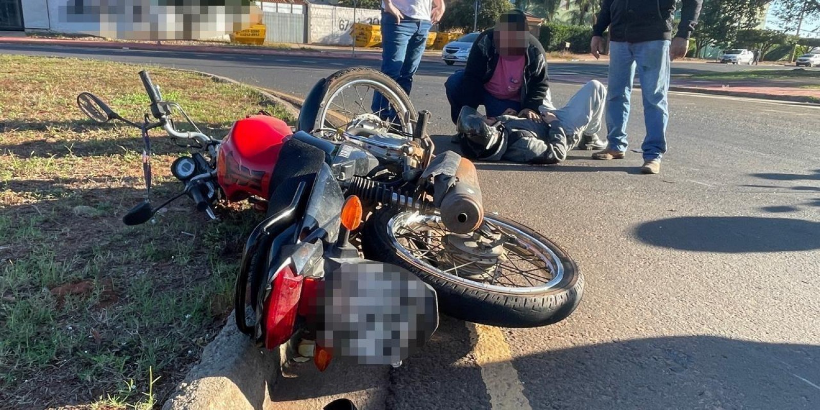 Motociclista fica ferido e desorientado após bater em Jeep Compass no bairro JK 