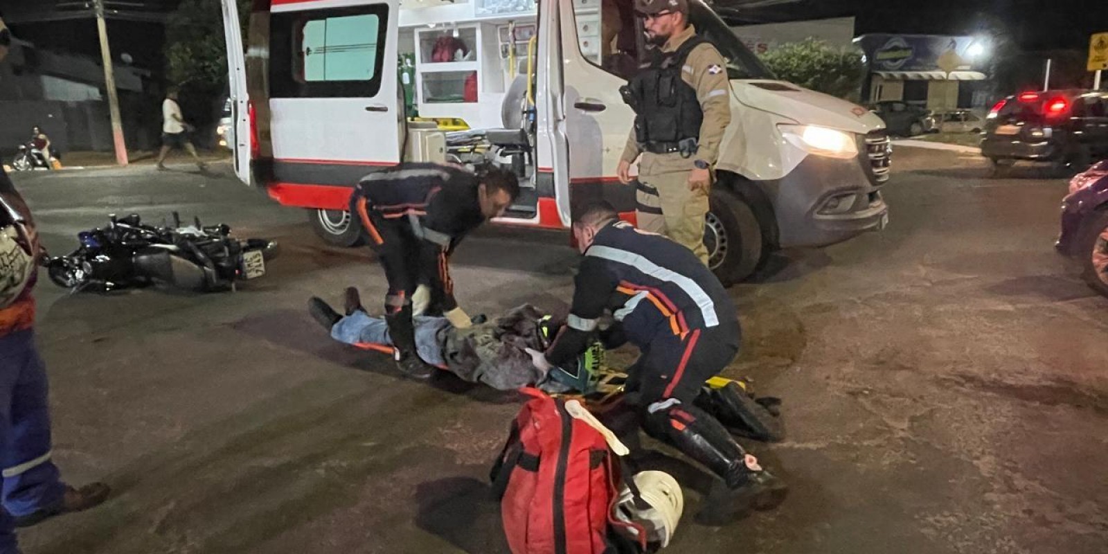 Grave acidente entre moto e dois carros em cruzamento deixa motoentregador ferido em Três Lagoas após motorista invadir preferencial